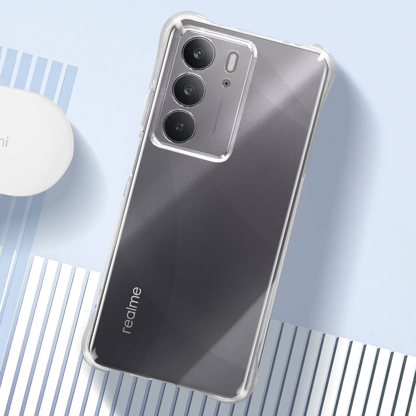 Una cover trasparente per telefono giace su uno sfondo blu chiaro a righe.