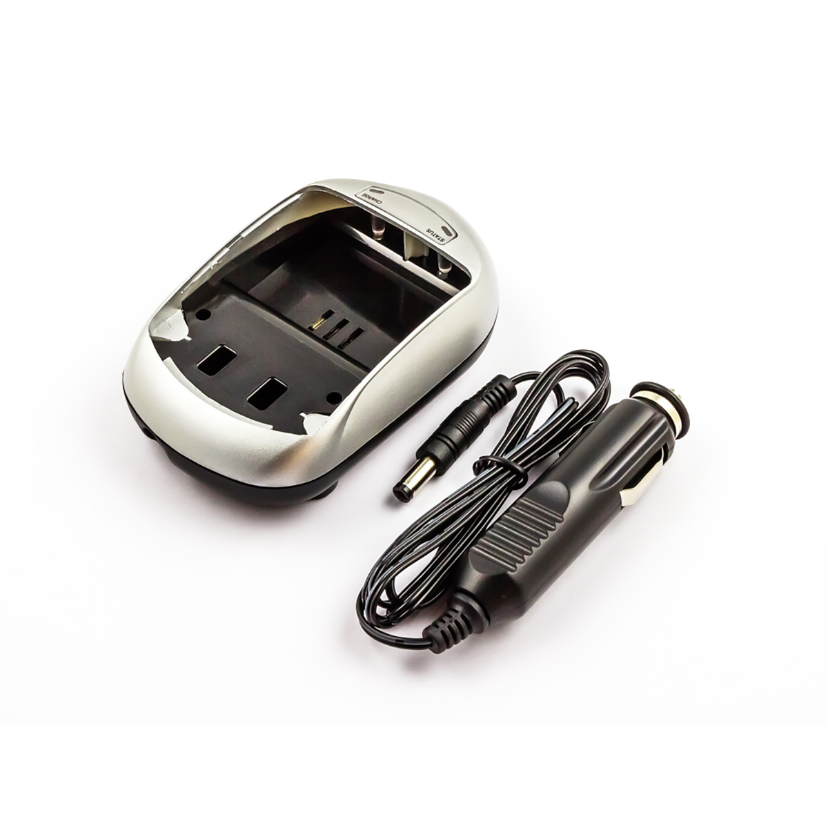 Un chargeur de batterie argenté avec un câble de chargeur de voiture noir.