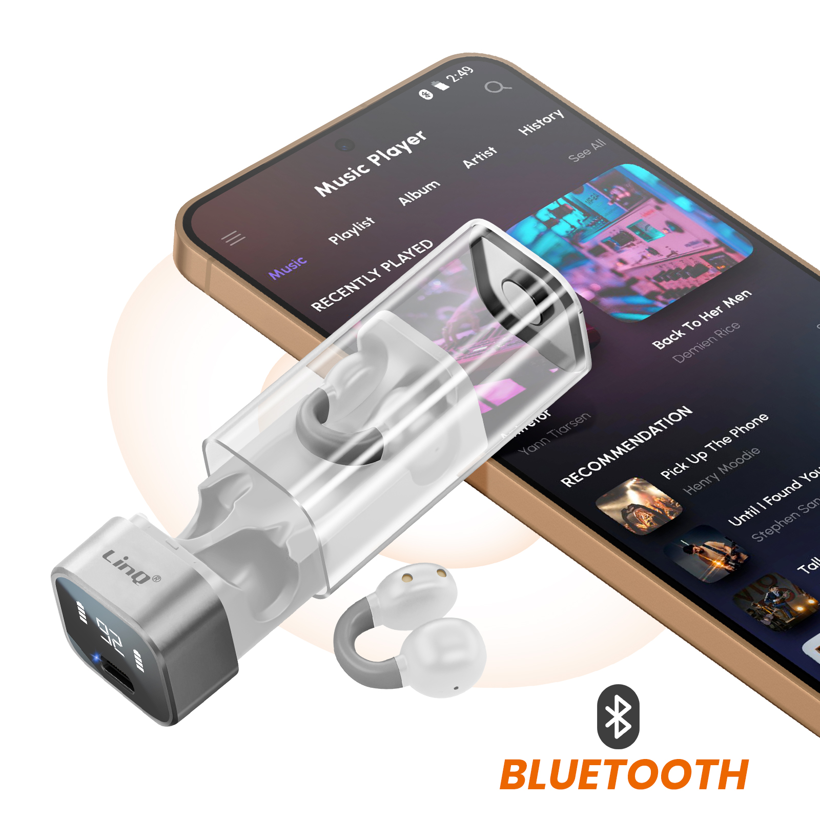 Uno smartphone mostra un'app musicale accanto a auricolari wireless nella custodia.