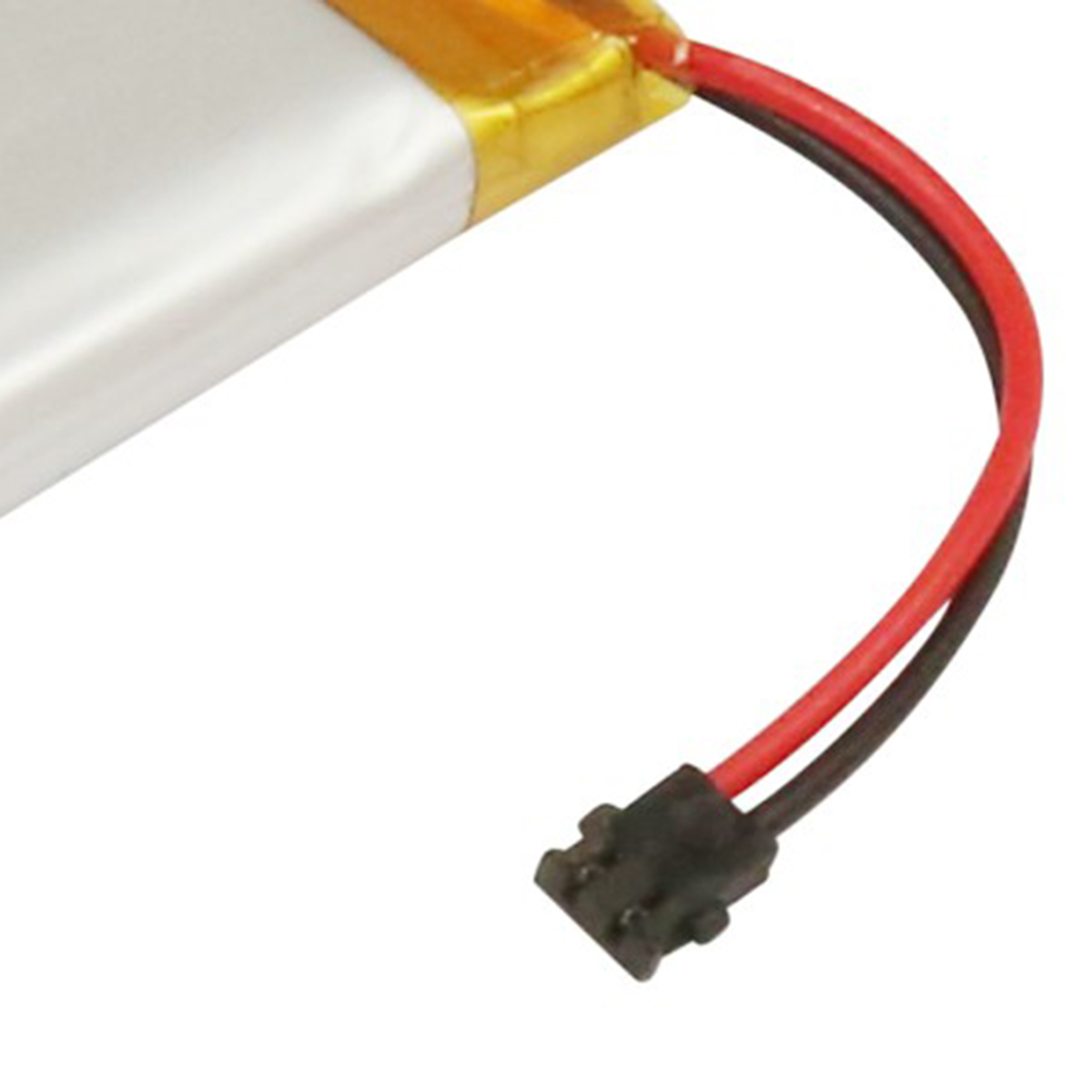 Ein weißer Akku mit einem schwarzen und roten Kabel und Stecker.