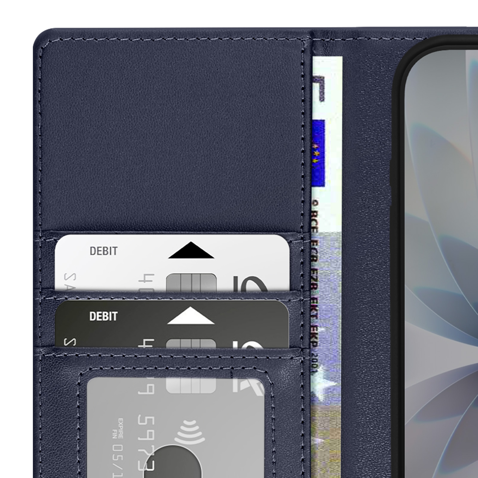 Donkerblauwe portemonnee met kaartsleuven, bankbiljetten en een telefoon.