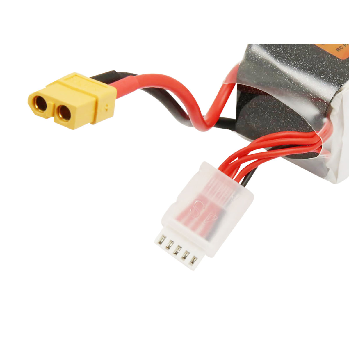 Ein gelber Stecker mit schwarzen und roten Kabeln und ein weißer Stecker mit roten und schwarzen Kabeln.