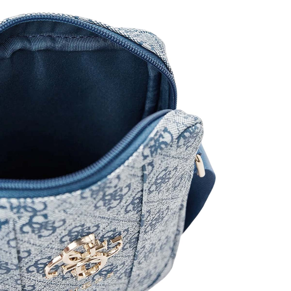 Eine blaue Tasche mit Logoprint und goldenem Emblem.