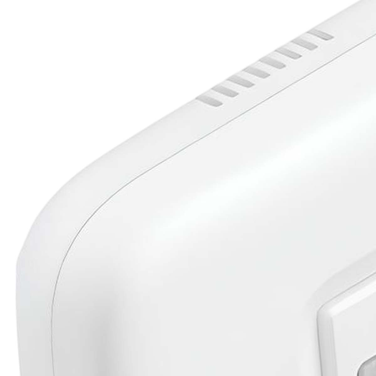 Primo piano di un dispositivo bianco con fessure di ventilazione e cucitura.