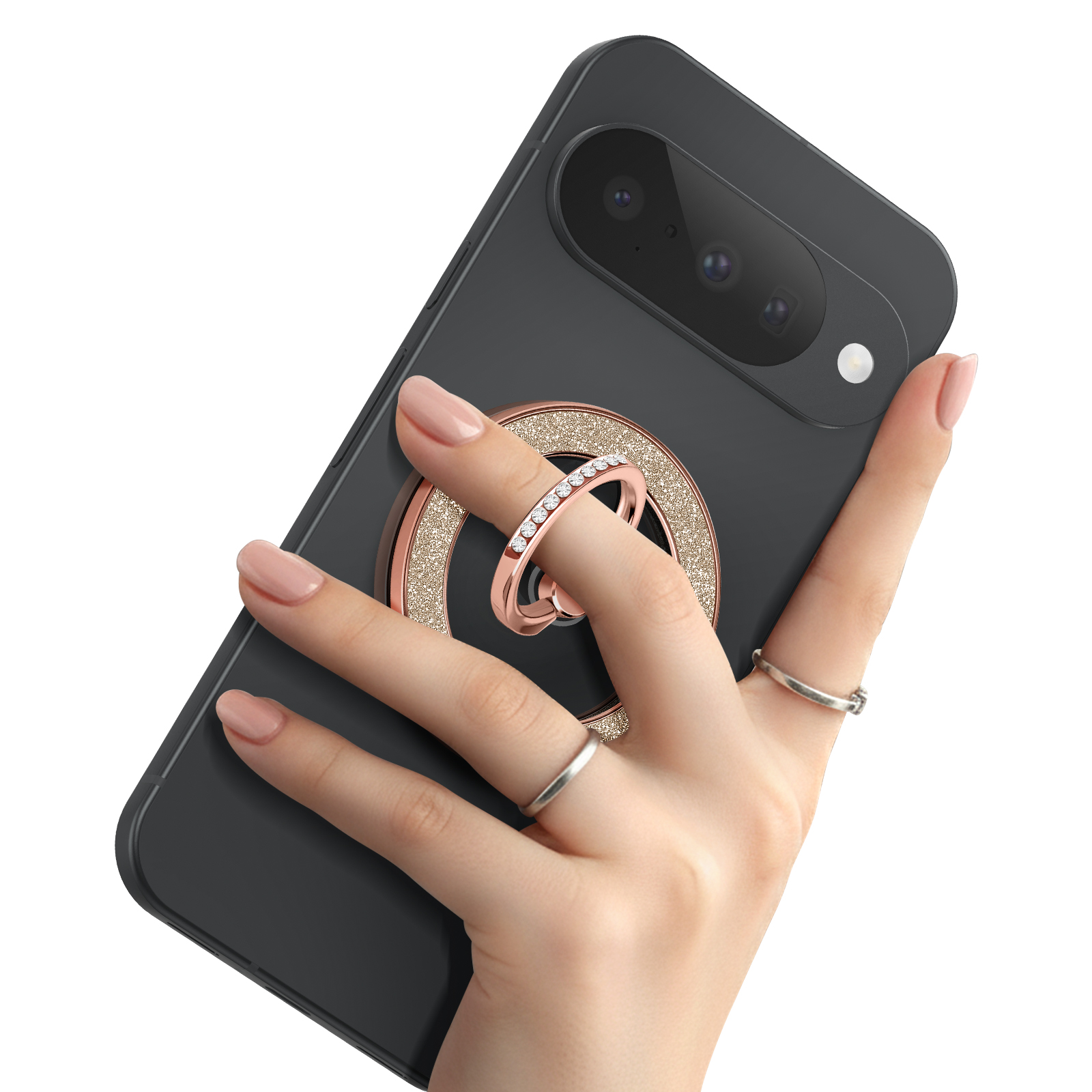 Una mano con smalto tiene uno smartphone scuro con anello porta telefono.