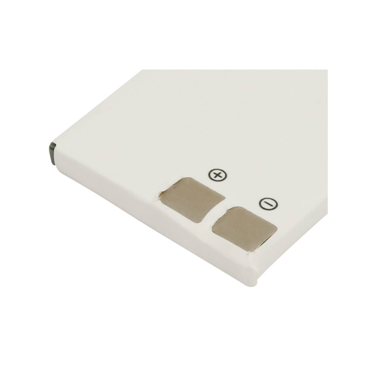 Eine weiße Batterie mit Plus- und Minuspolen und zwei Kontaktpunkten.