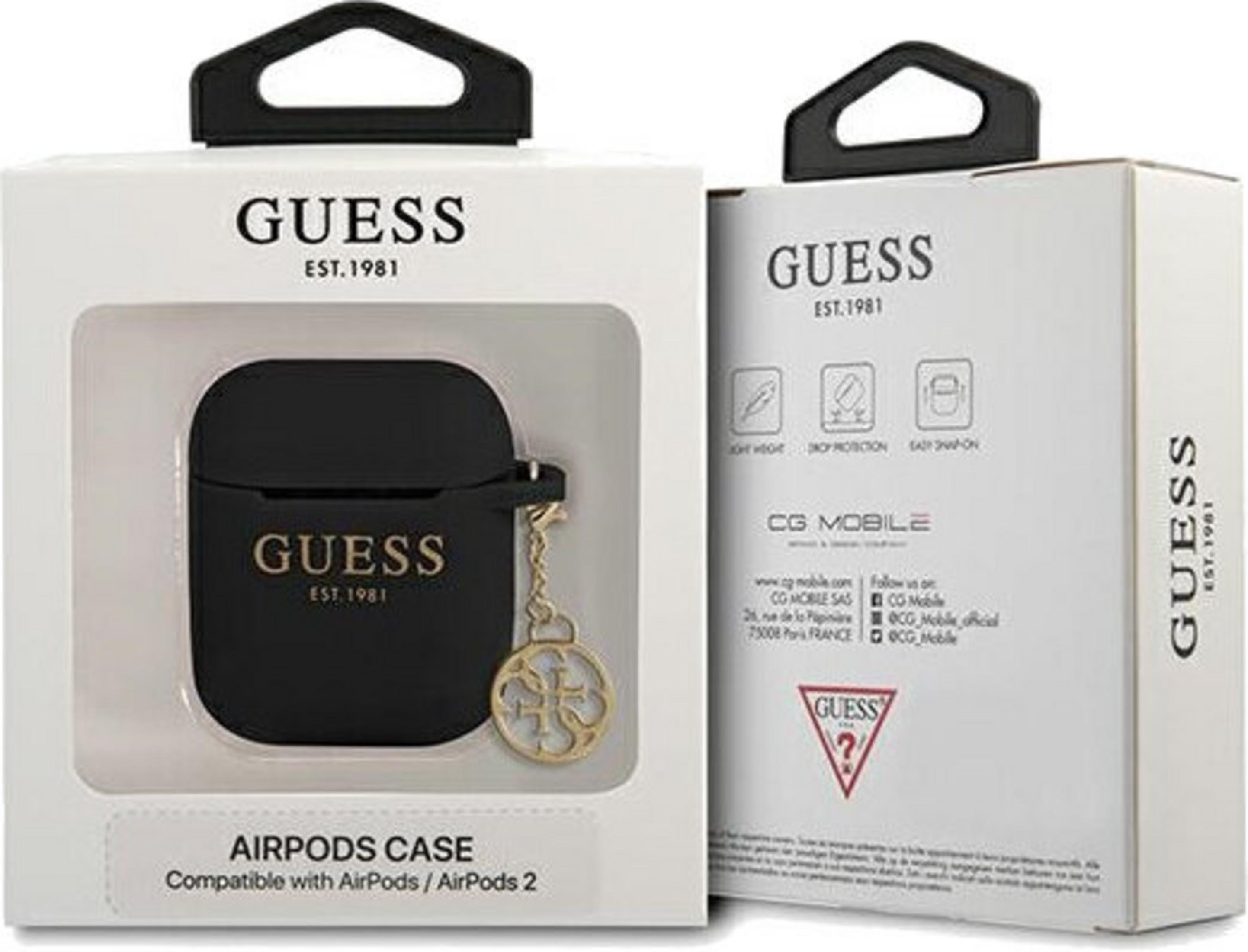 Funda negra Guess para AirPods con logo dorado y charm en caja blanca.