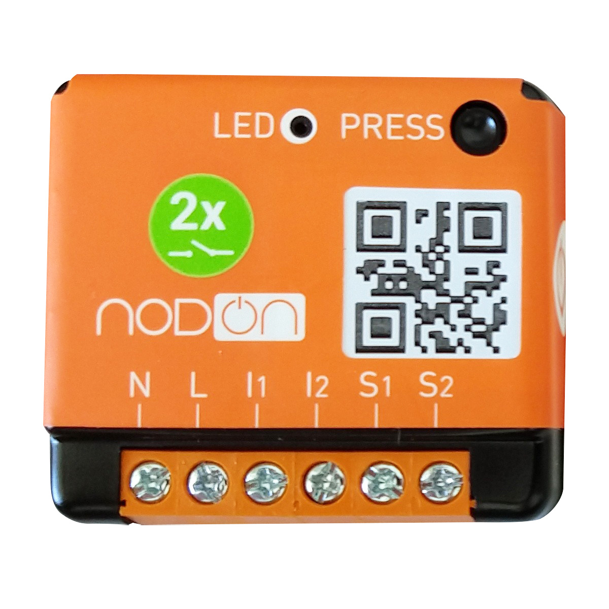 Modulo smart home arancione con codice QR, etichette e morsetti a vite.