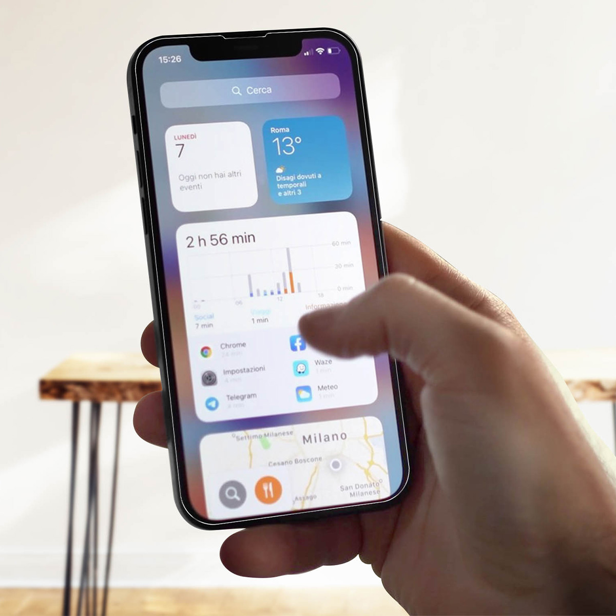 Un iPhone affiche des widgets pour la date, la météo, l'utilisation des apps et une carte.