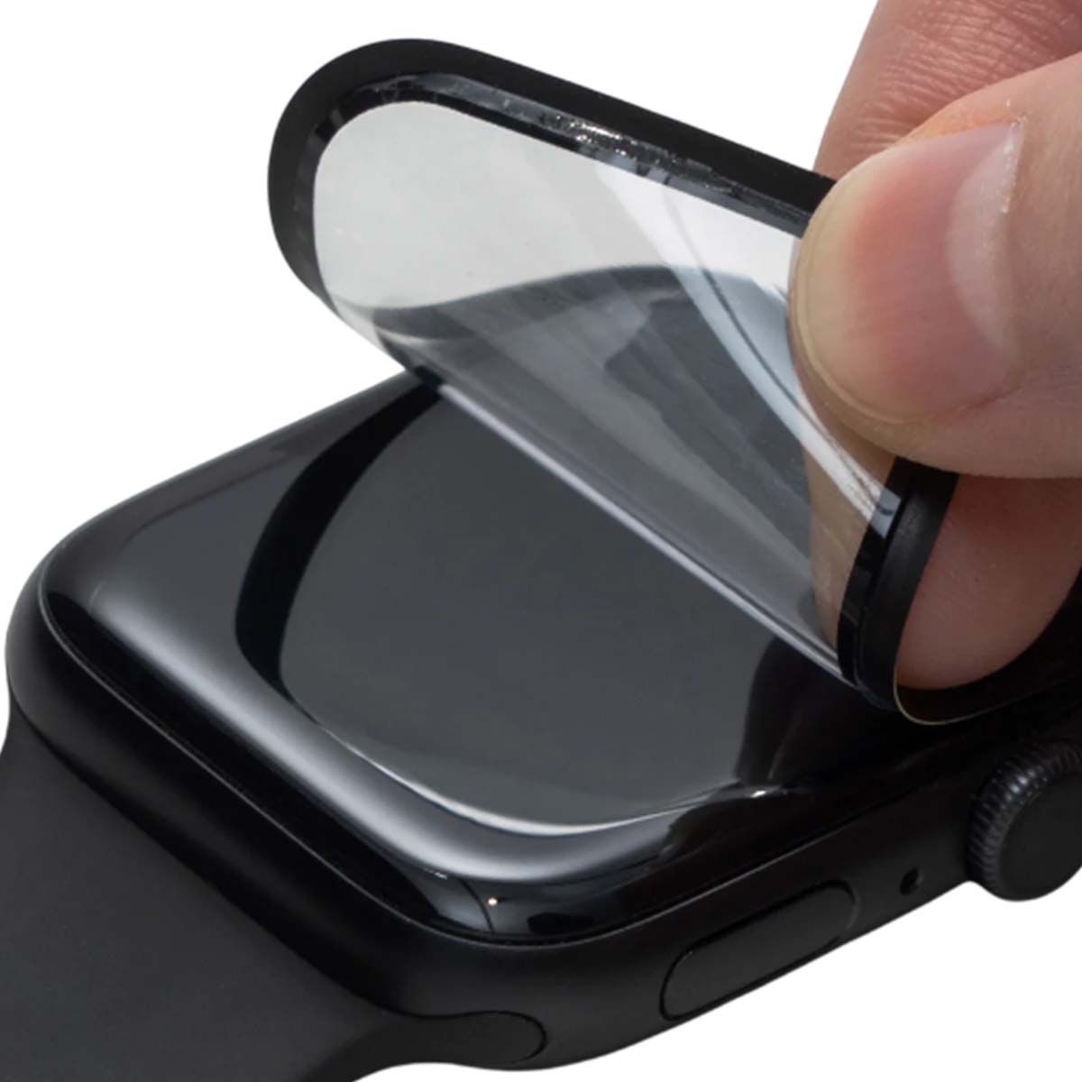 Pellicola protettiva rimossa dallo schermo di uno smartwatch nero.