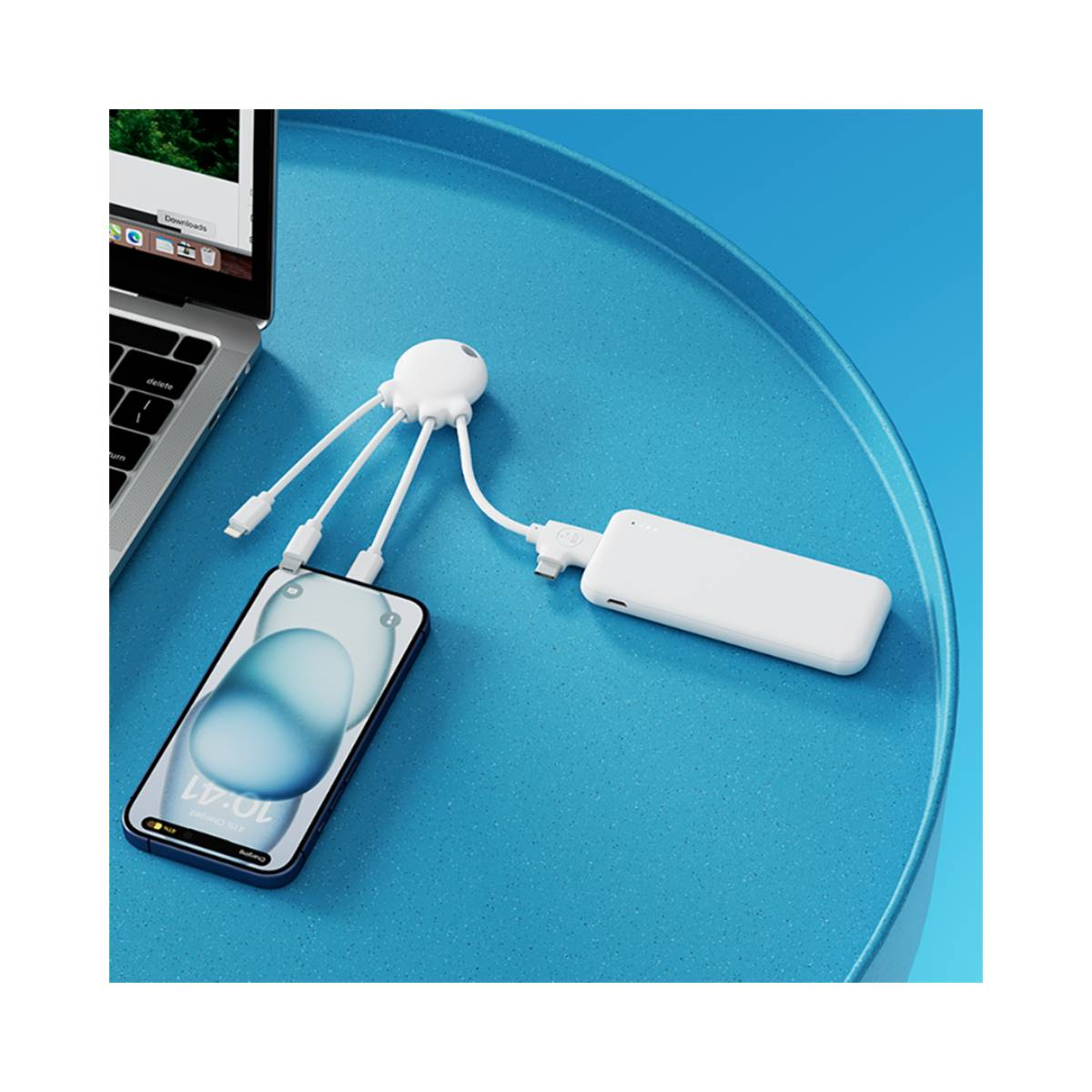 Hub di ricarica bianco collega smartphone, laptop e power bank su tavolo blu.