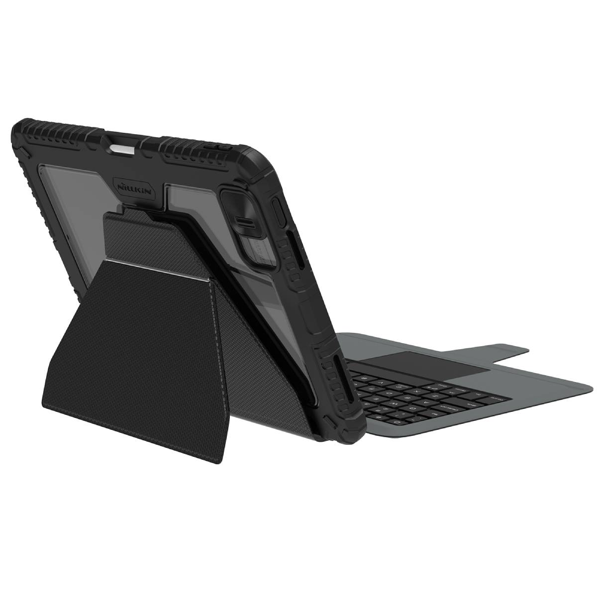 Un tablet nero in custodia con tastiera, appoggiato su un supporto.