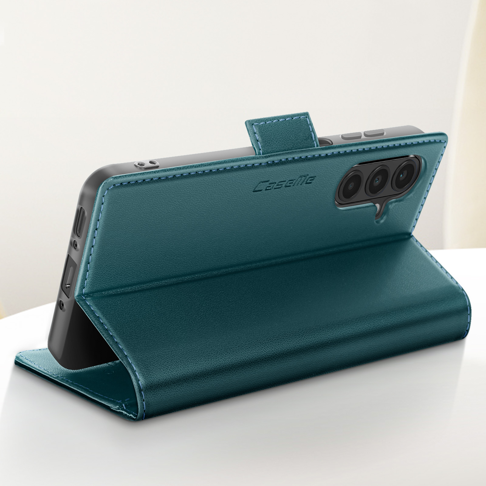 Una custodia a libro in pelle color verde acqua per smartphone.