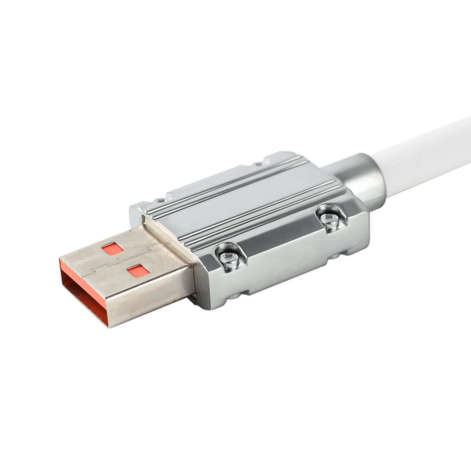 Un connettore USB argentato con cavo bianco, su sfondo bianco.