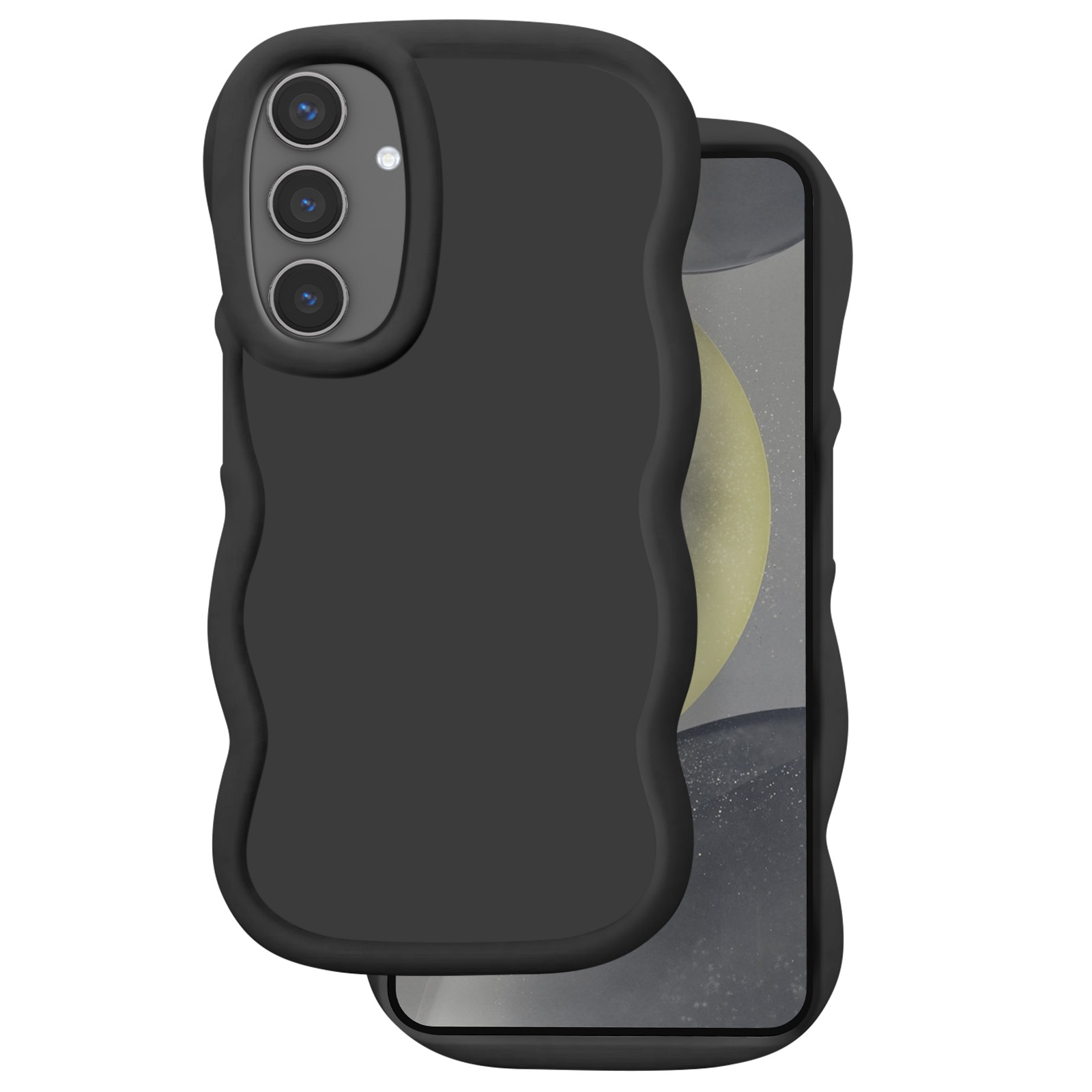 Custodia nera per telefono con bordi ondulati e tripla fotocamera. Un telefono è parzialmente visibile.