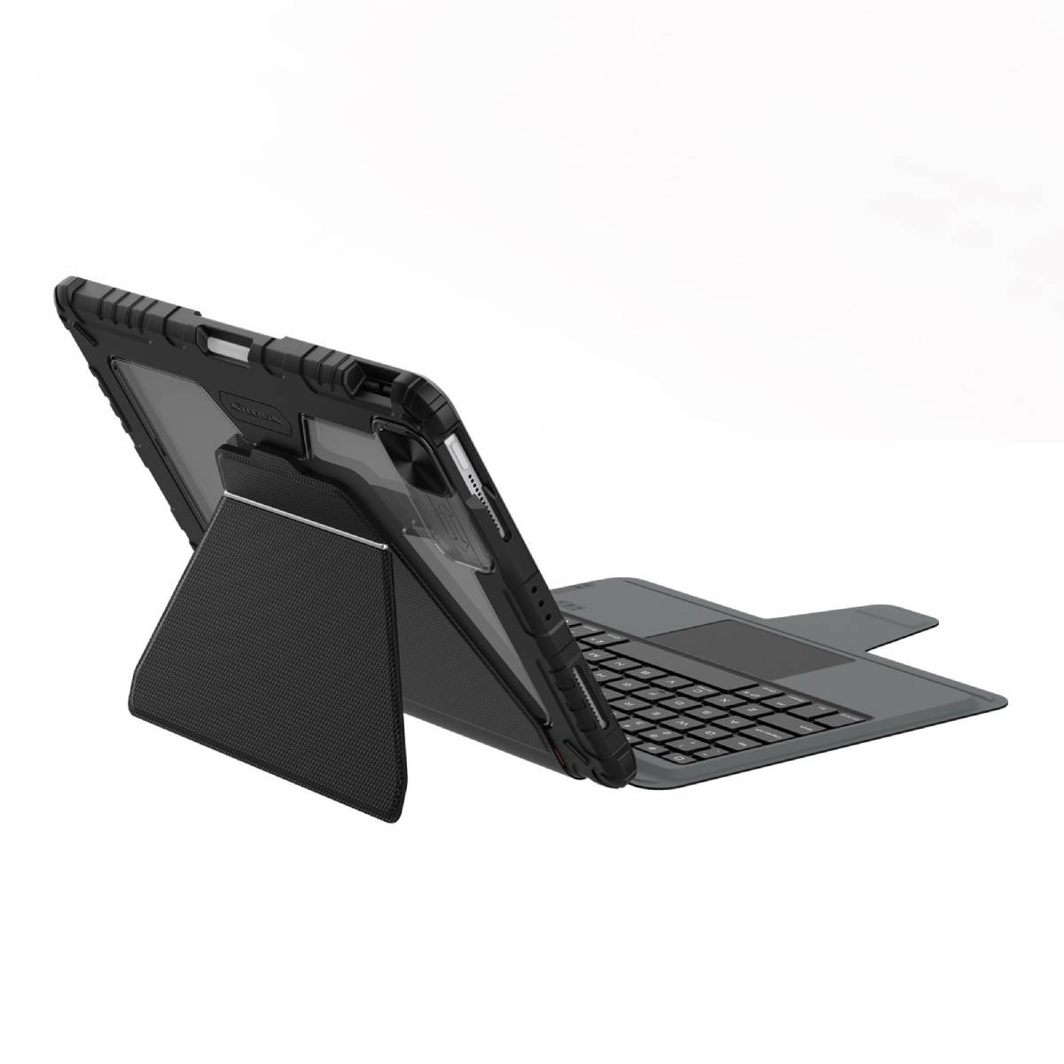 Un tablet nero in custodia con tastiera e supporto, su sfondo bianco.