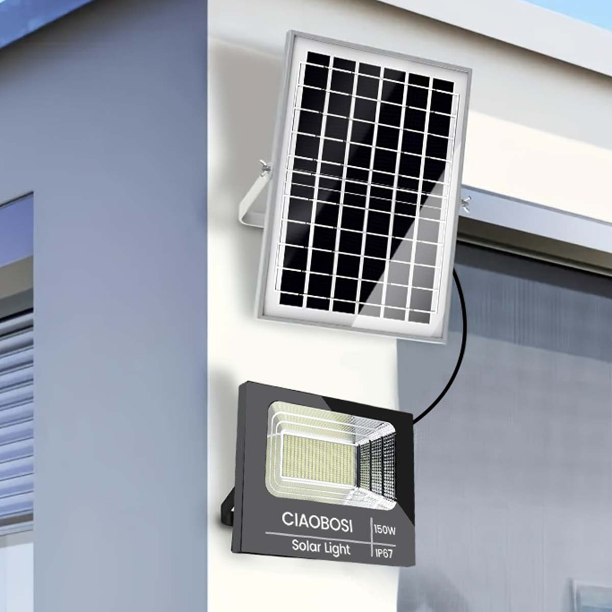 Panel solar y luz montados en pared de casa.