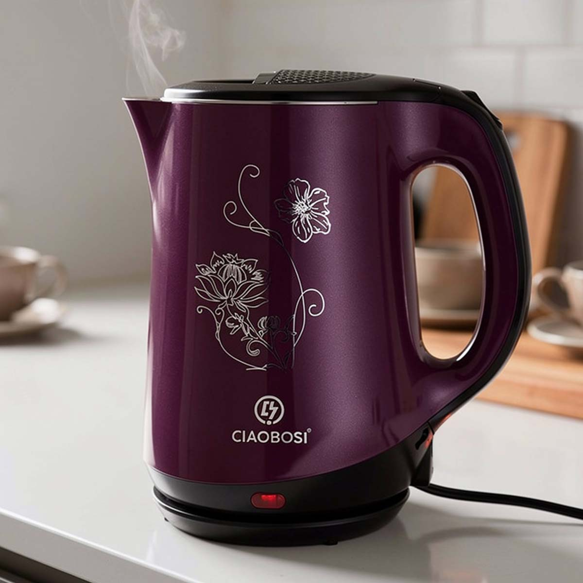 Lila Wasserkocher mit Blumenmuster dampft auf einer Arbeitsplatte.