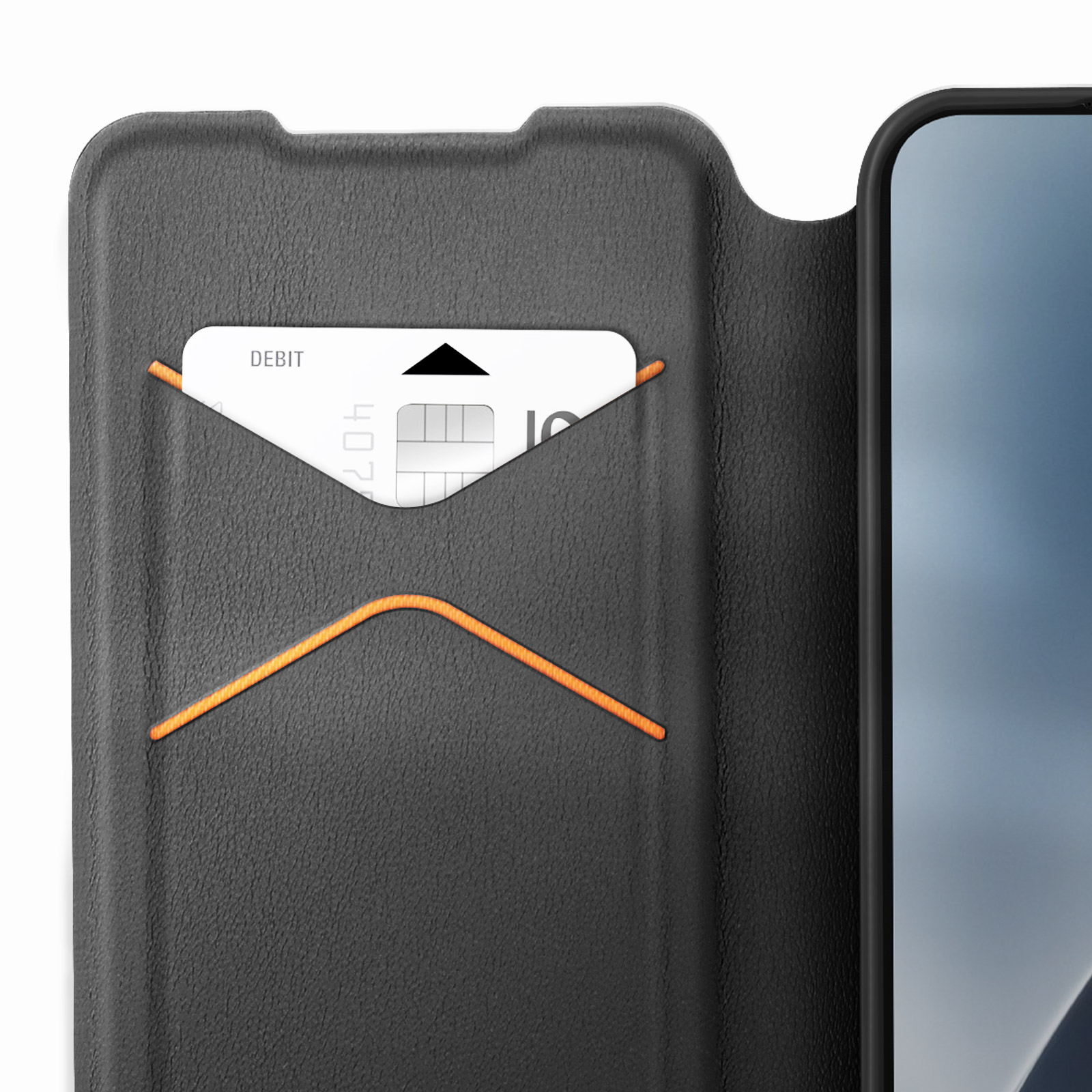Ein schwarzes Handycover mit einer Kartentasche, in der eine weiße Debitkarte steckt.