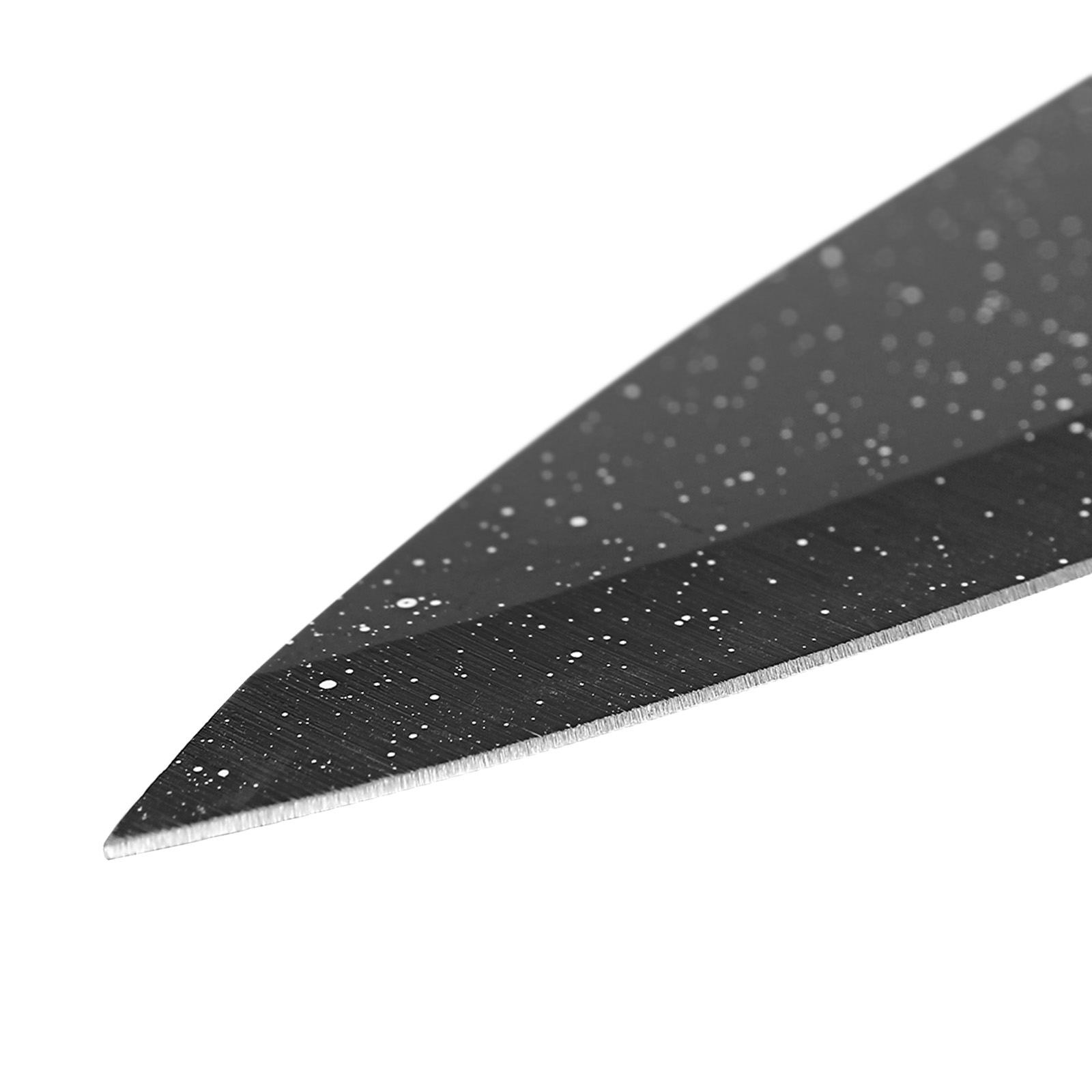 Nahaufnahme der Spitze eines schwarzen Messers mit weißen Sprenkeln.