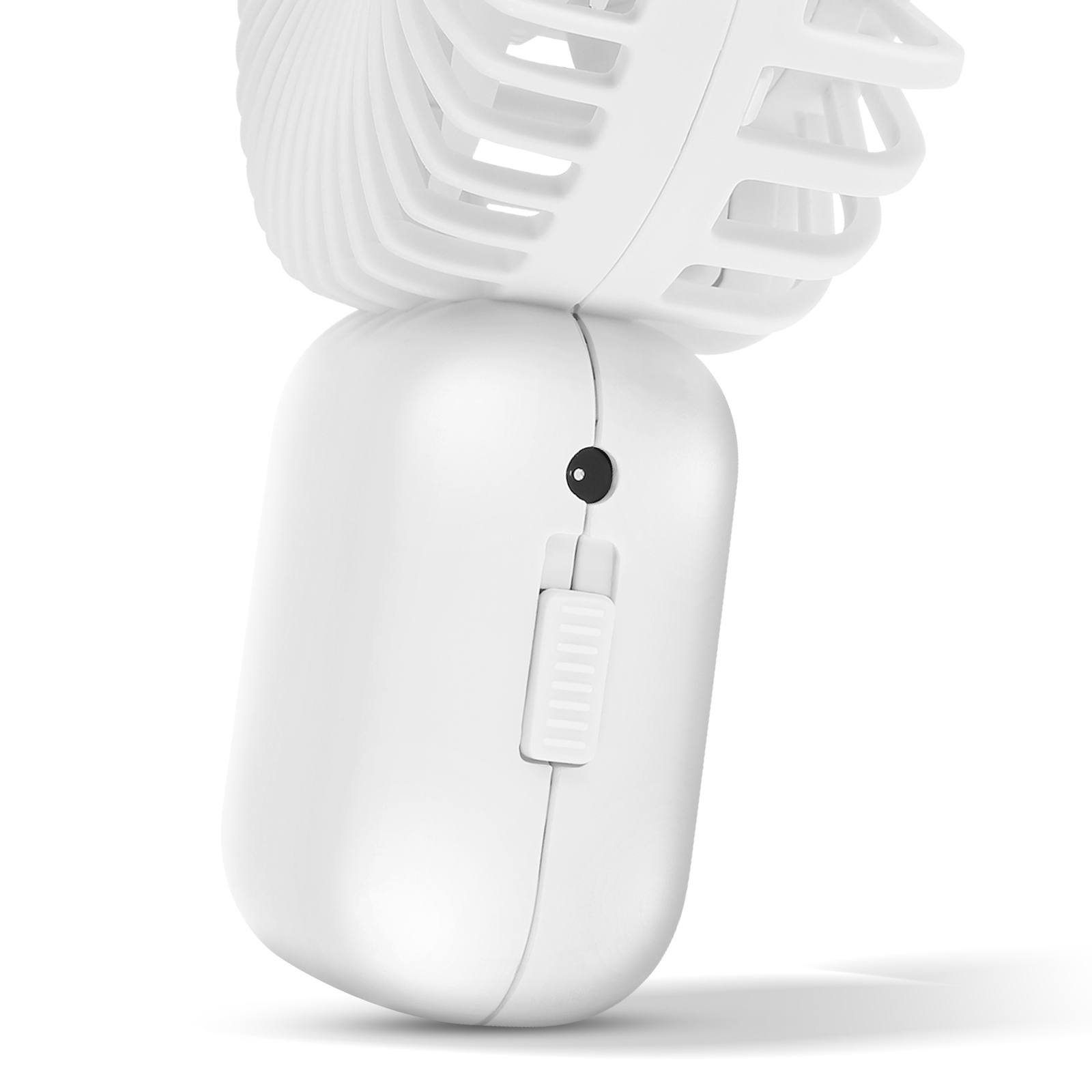 Ein weißer Mini-Ventilator mit Schalter und schwarzem Knopf.