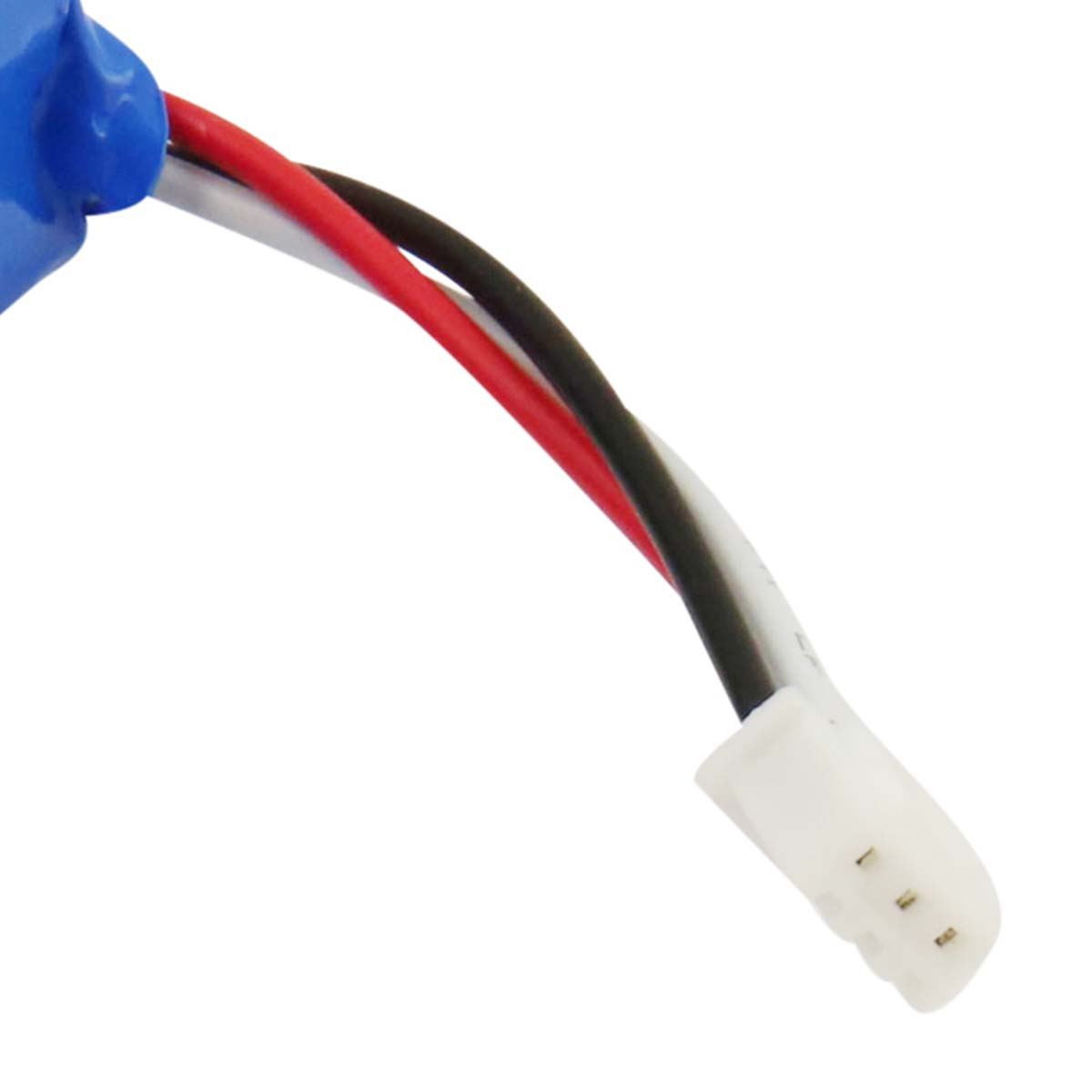 Ein weißer Stecker mit drei Pins und drei Kabeln: rot, schwarz und weiß.
