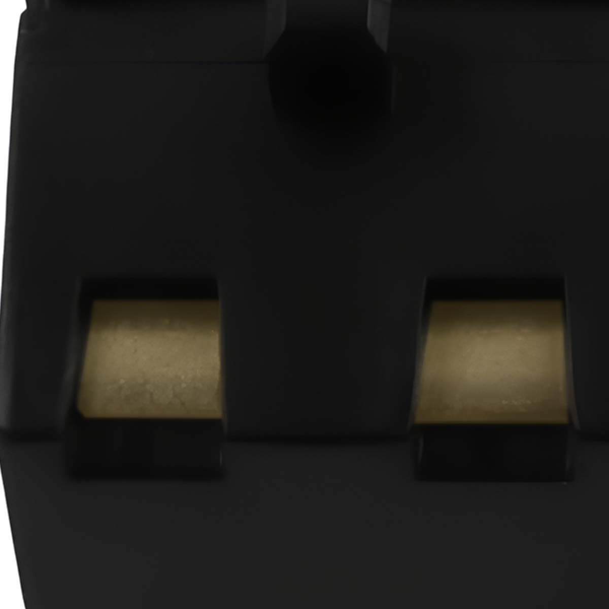 Primo piano di un interruttore nero con due contatti dorati visibili.