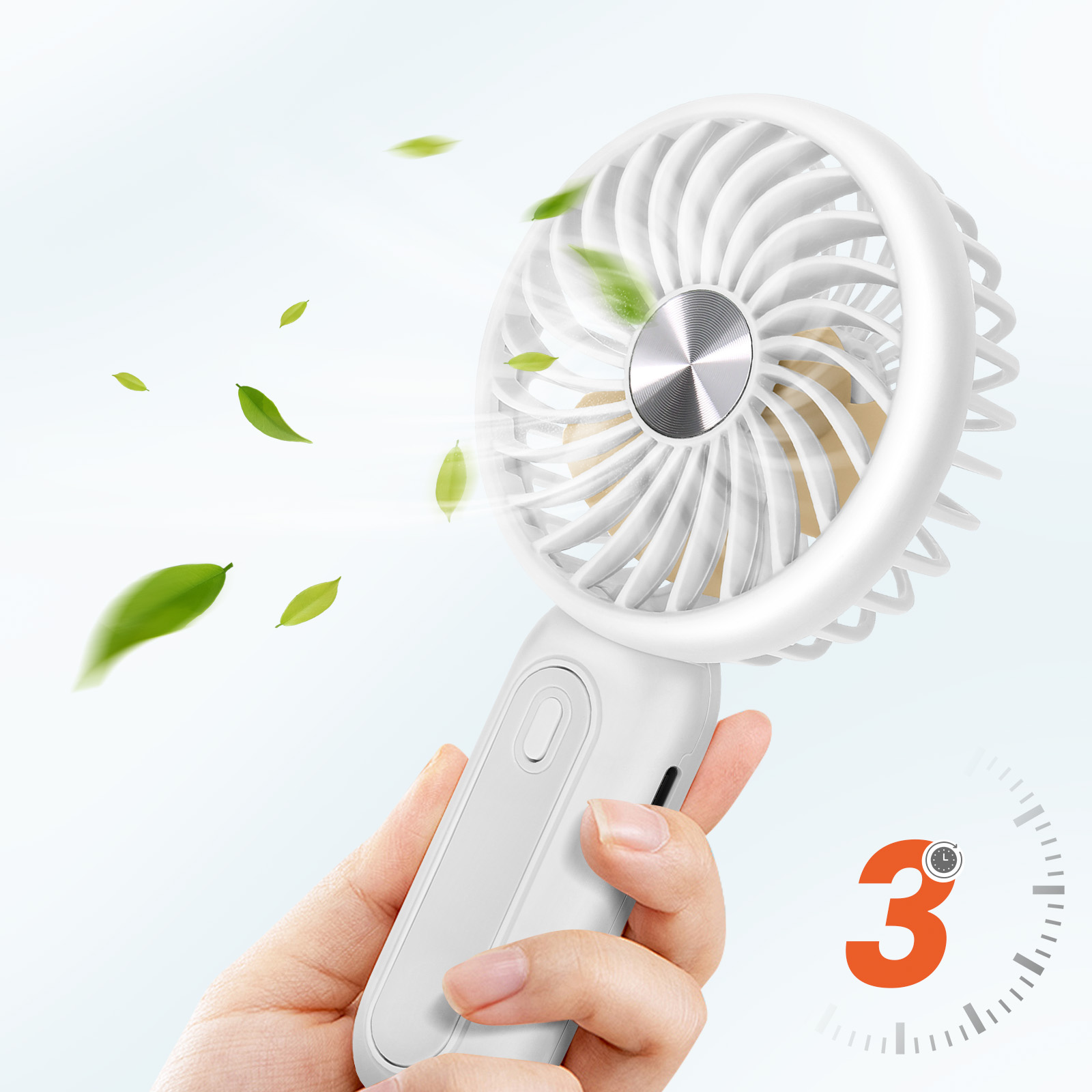 Eine Hand hält einen weißen Handventilator, umgeben von fliegenden grünen Blättern.