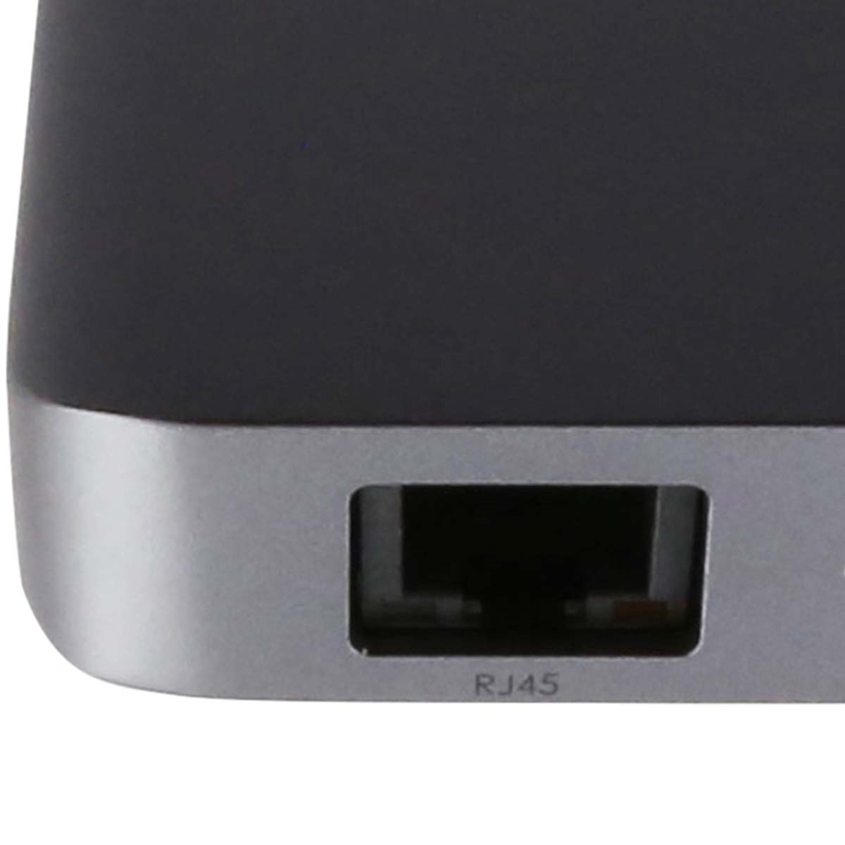 Nahaufnahme einer RJ45-Ethernet-Buchse an einem grauen Gerät.