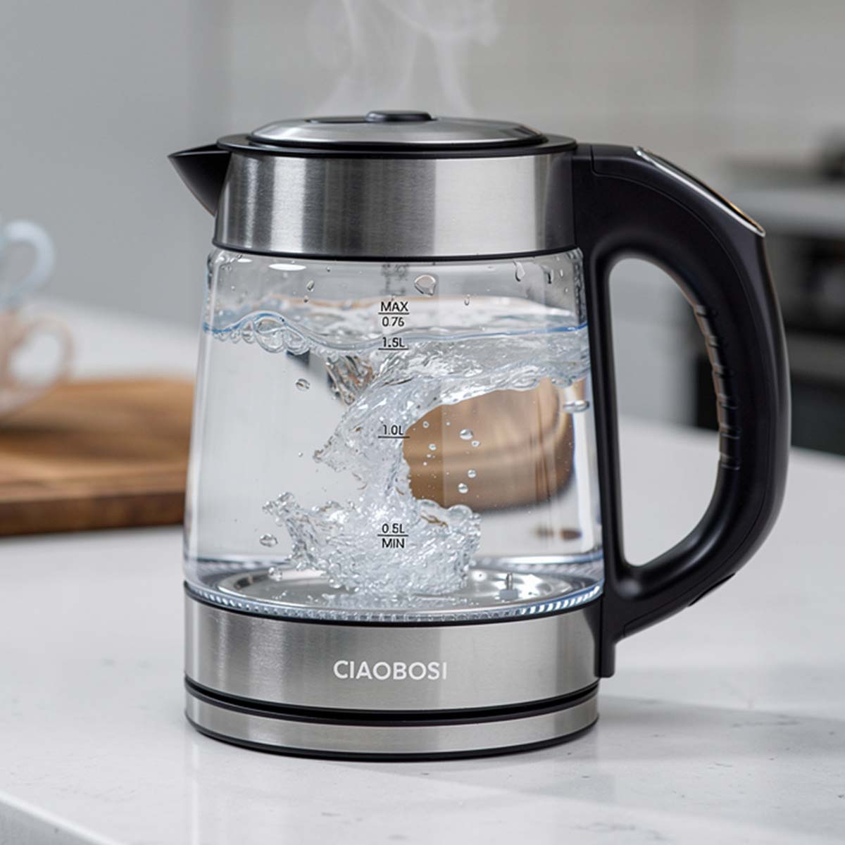 Ein Glaswasserkocher mit Edelstahlboden, der Wasser kocht. Dampf steigt auf.