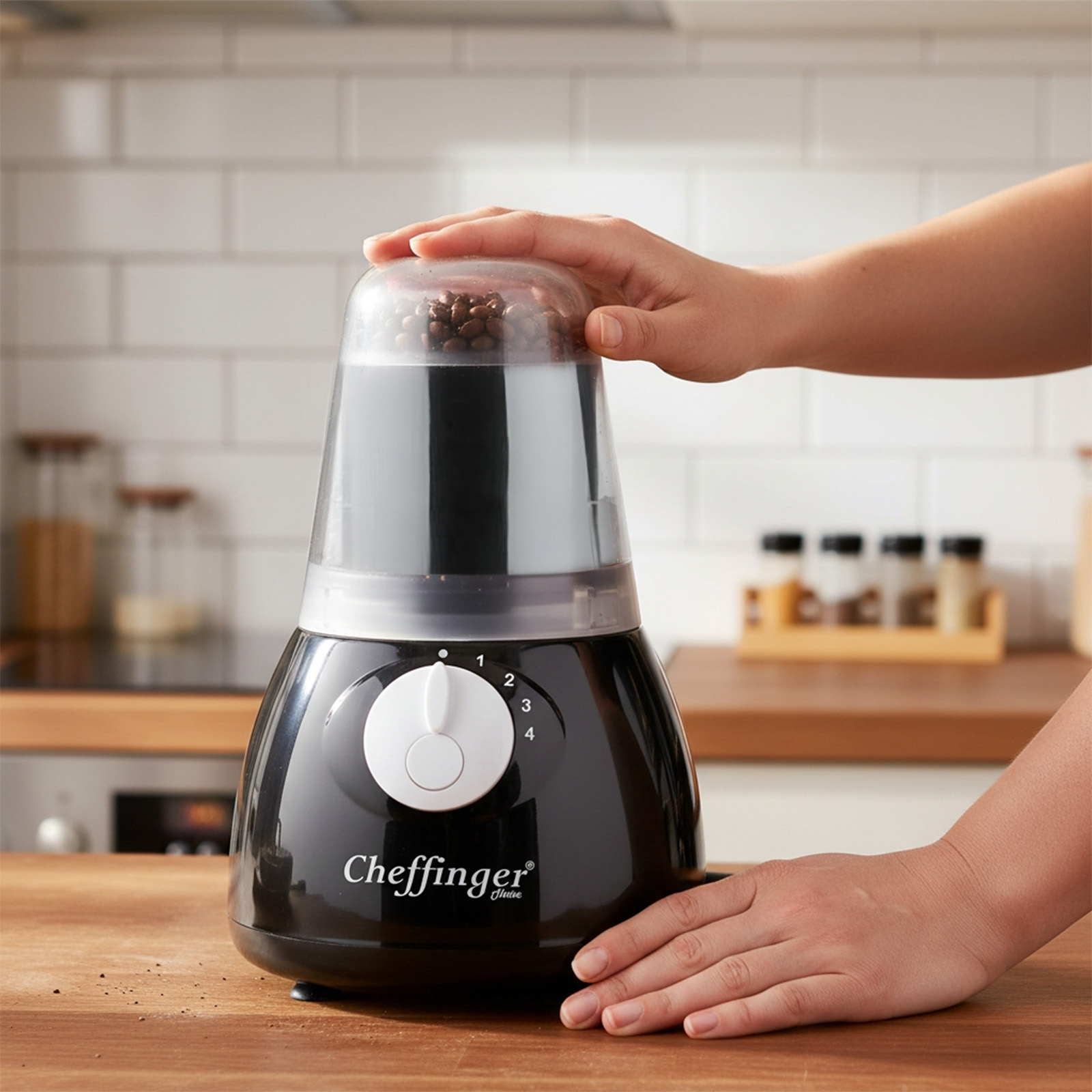 Una mano presiona la tapa transparente de un molinillo de café negro con granos.