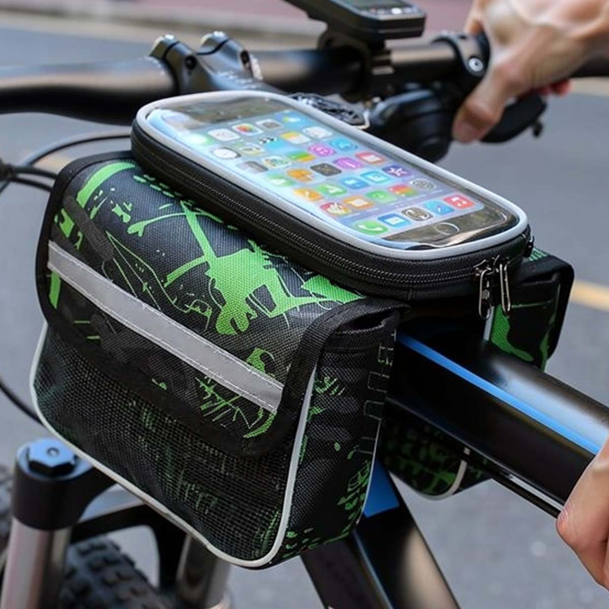 Fahrradtasche mit Handyhalterung, schwarzem und grünem Muster, Reflektorstreifen.