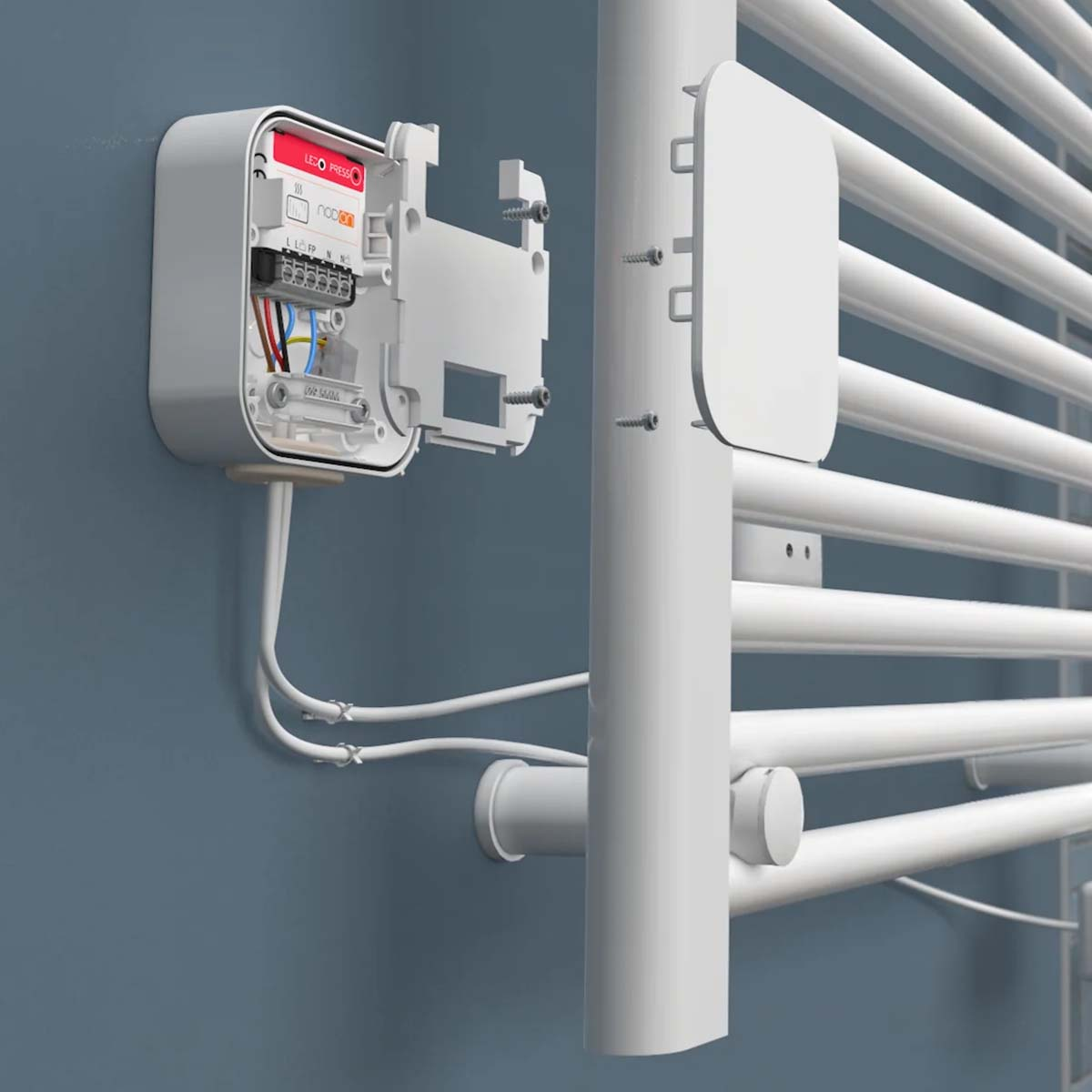 Un radiatore bianco con una scatola di controllo aperta sul muro.