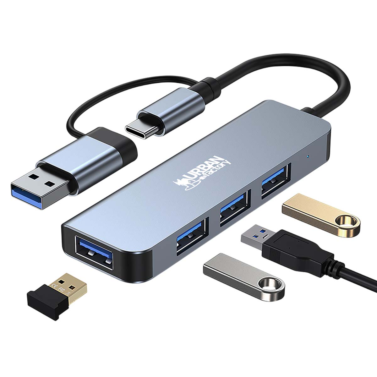 Hub USB-C gris avec ports USB-A et USB-C, avec des clés USB à proximité.