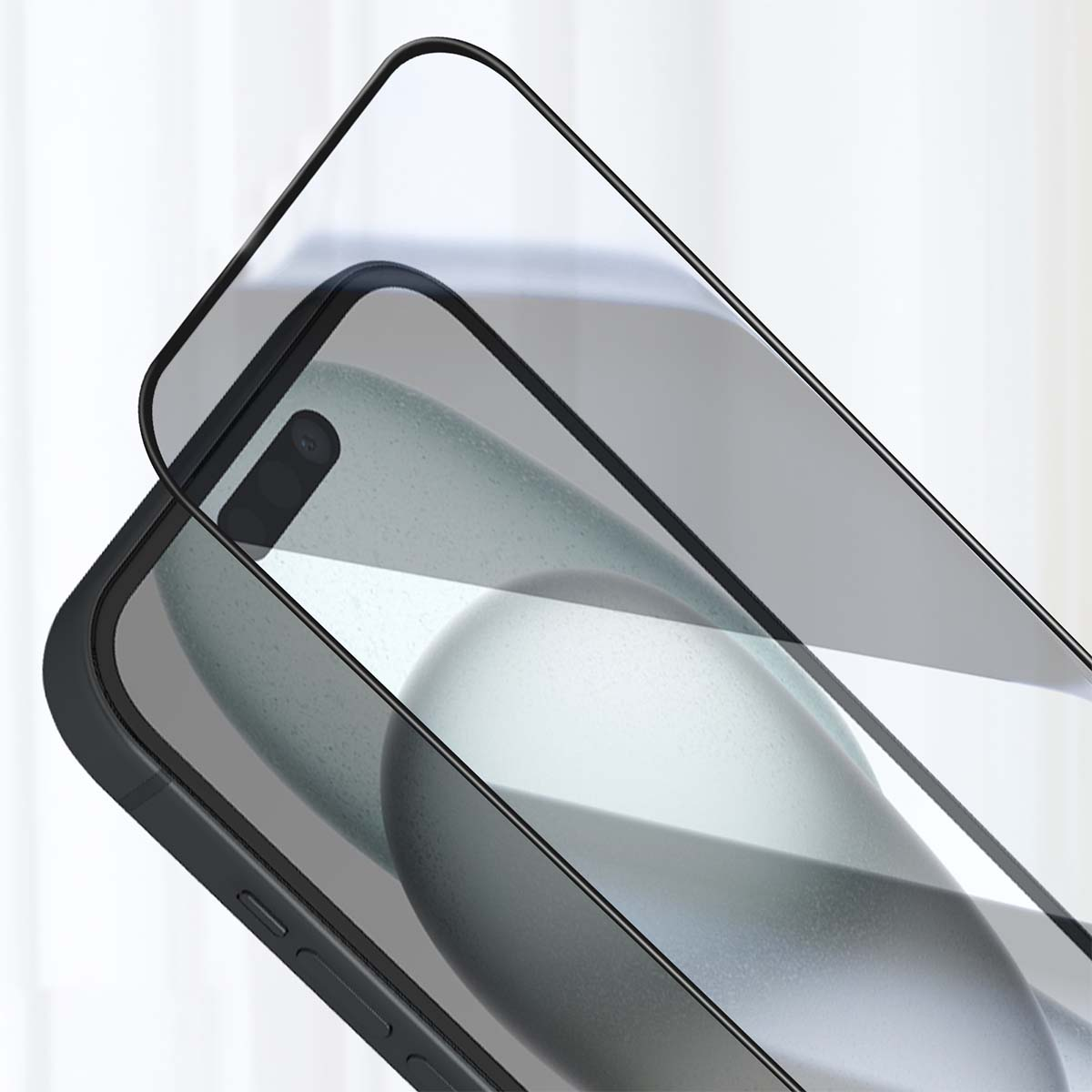 Primo piano di una cornice di smartphone nera con pellicola protettiva.