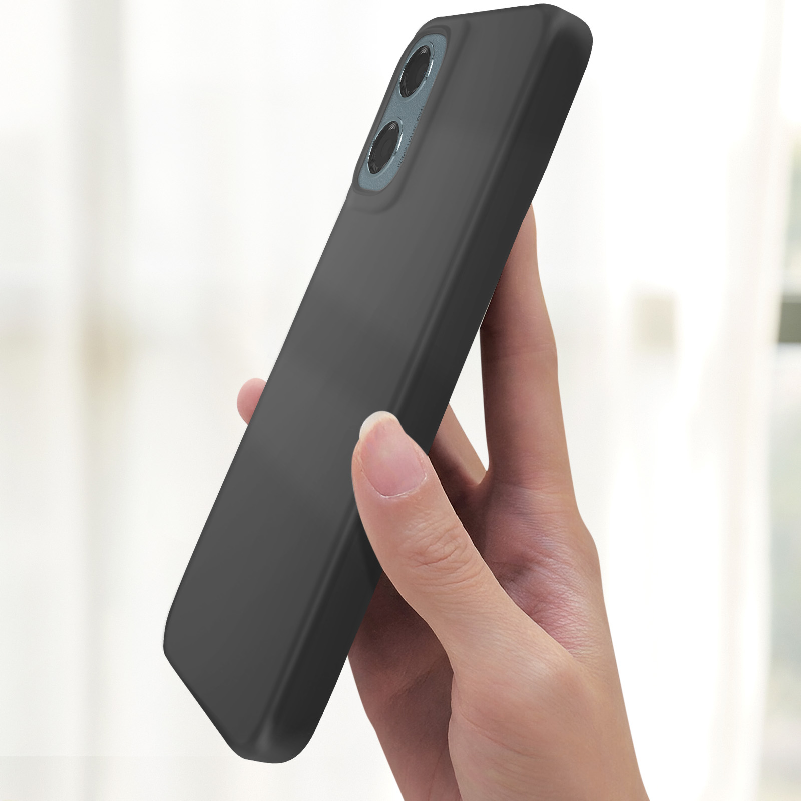 Una mano tiene uno smartphone nero con due fotocamere. Lo sfondo è sfocato.