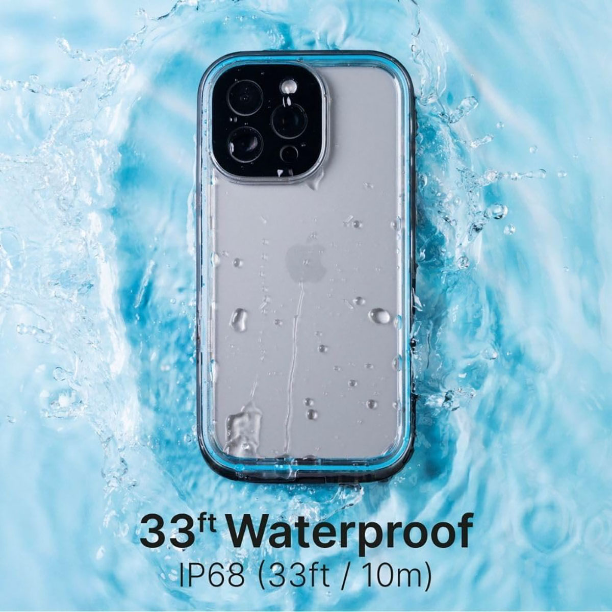 Ein Smartphone in einer wasserdichten Hülle unter Wasser.