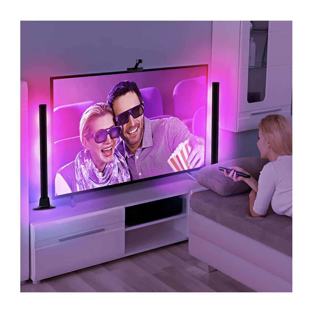 Una pareja con gafas 3D ve la tele con palomitas. Una mujer sentada en el sofá.