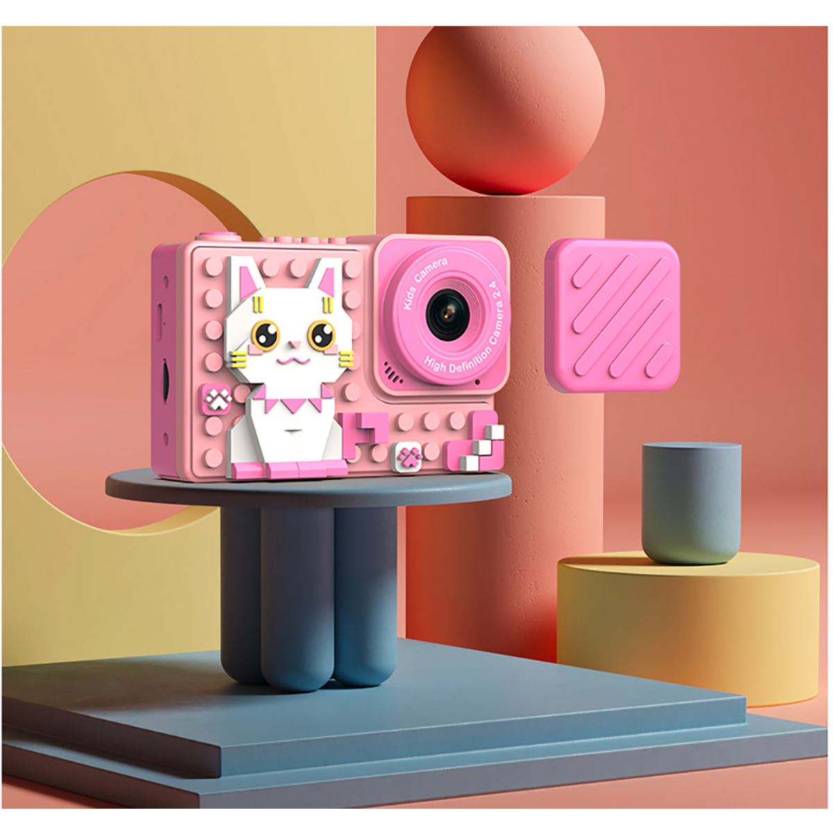 Eine rosa Kinderkamera in Katzenform mit bunten Bausteinen.