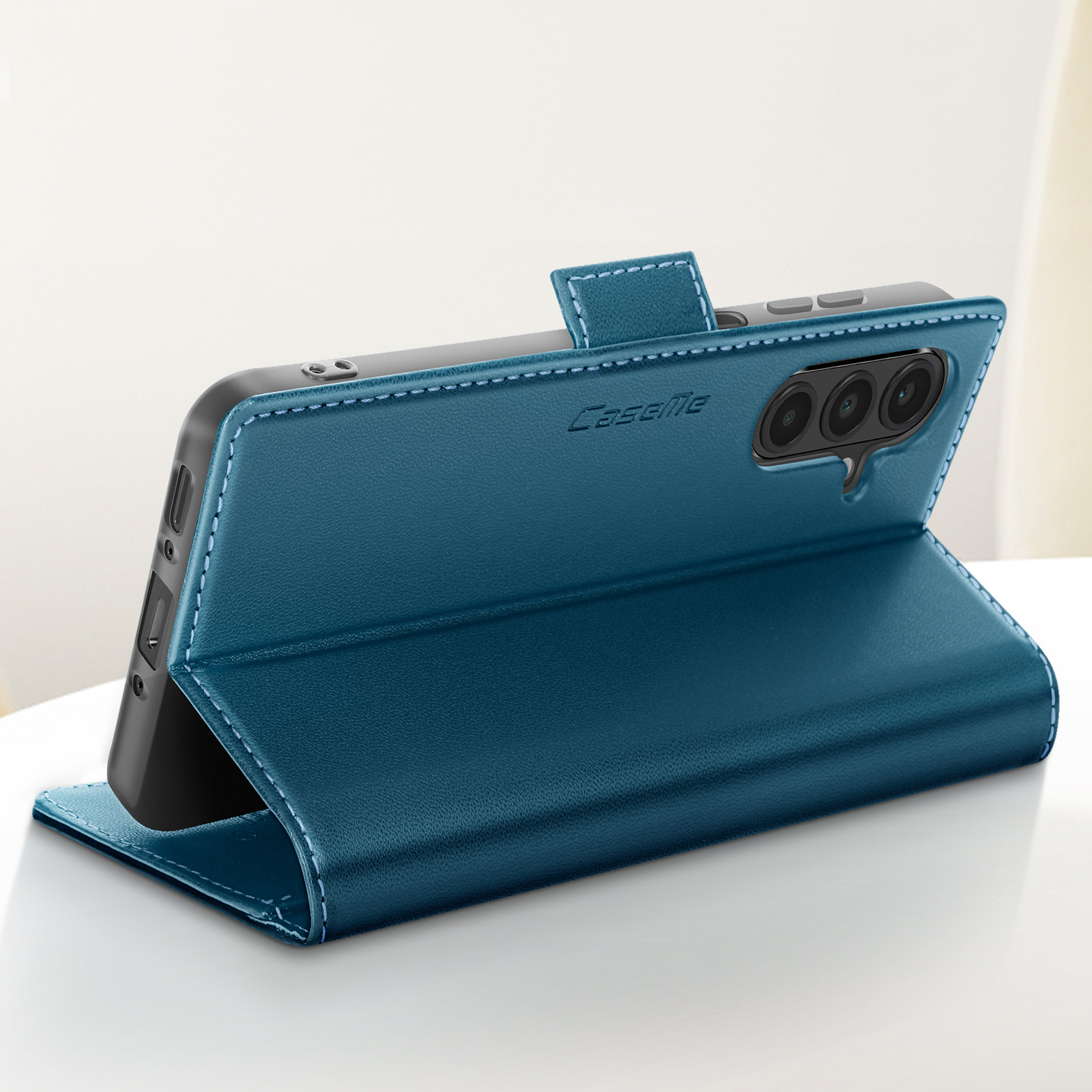 Una custodia per telefono in ecopelle blu con supporto. Il telefono è visibile a sinistra.