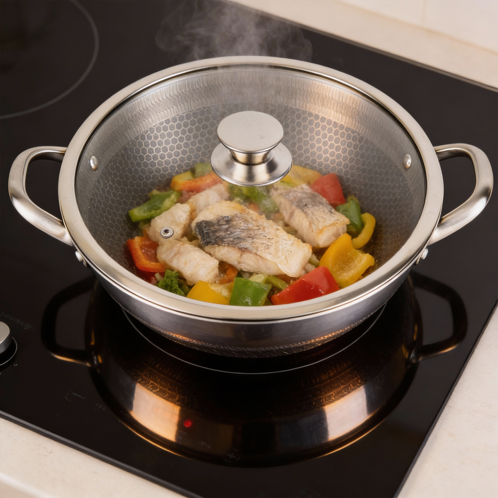 Fisch und Gemüse werden in einem Wok auf einem Induktionskochfeld gekocht.