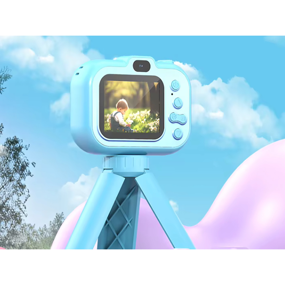 Eine blaue Spielzeugkamera auf einem Stativ zeigt ein Baby auf einem Blumenfeld auf ihrem Bildschirm.