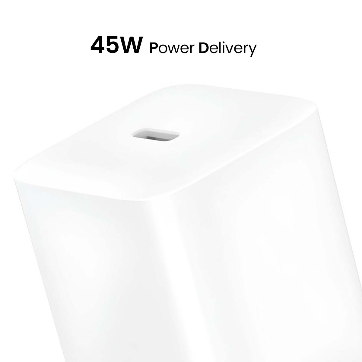 Ein weißer 45W Power Delivery Ladeadapter mit einem Schlitz.