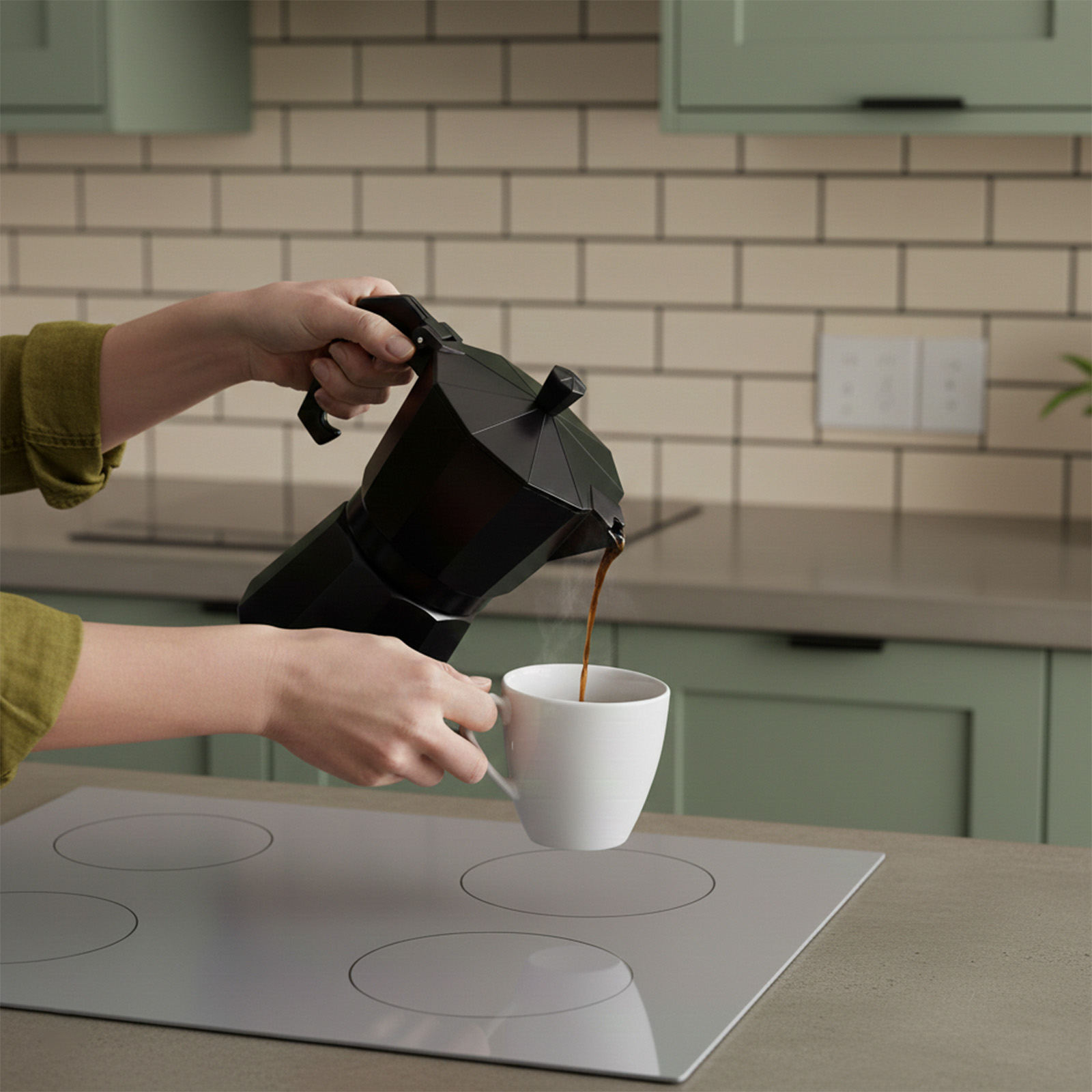Una mano vierte café de una cafetera moka negra en una taza blanca.