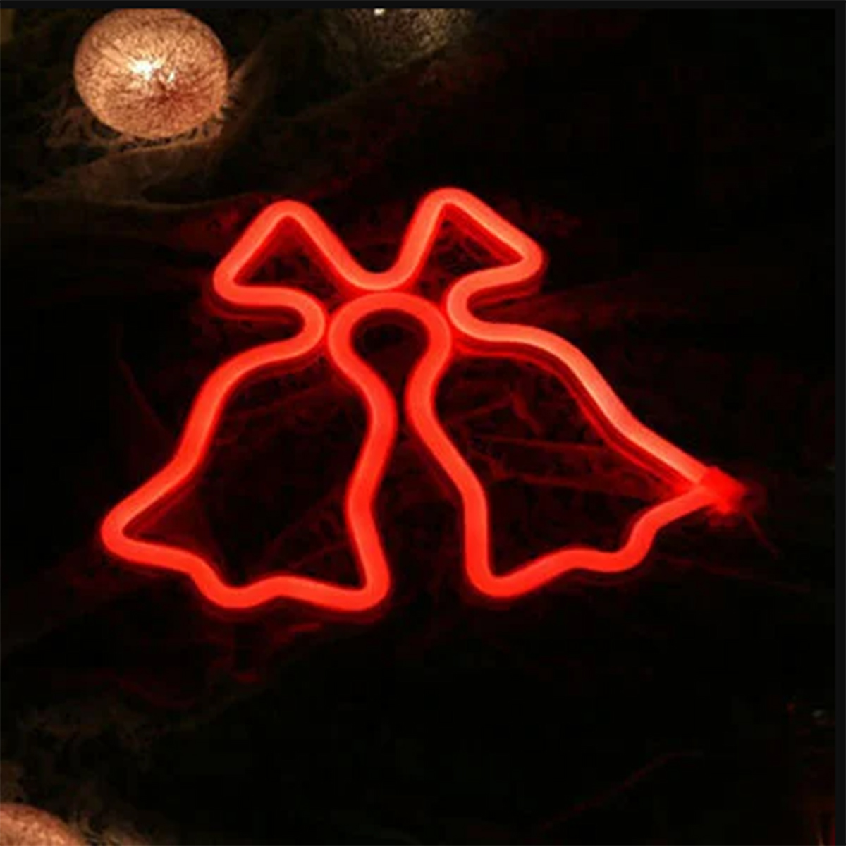 Rote Neon-Glöckchen-Dekoration mit Balllicht im Hintergrund.
