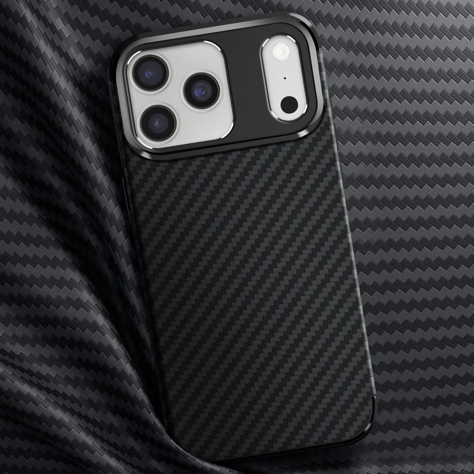 Custodia nera in fibra di carbonio per telefono con tripla fotocamera e flash.