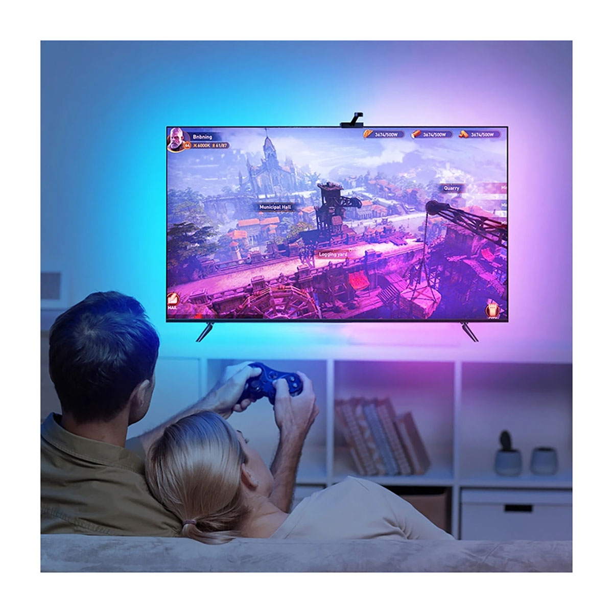 Pareja jugando videojuego en TV con iluminación ambiental. Pantalla colorida muestra mapa ciudad.