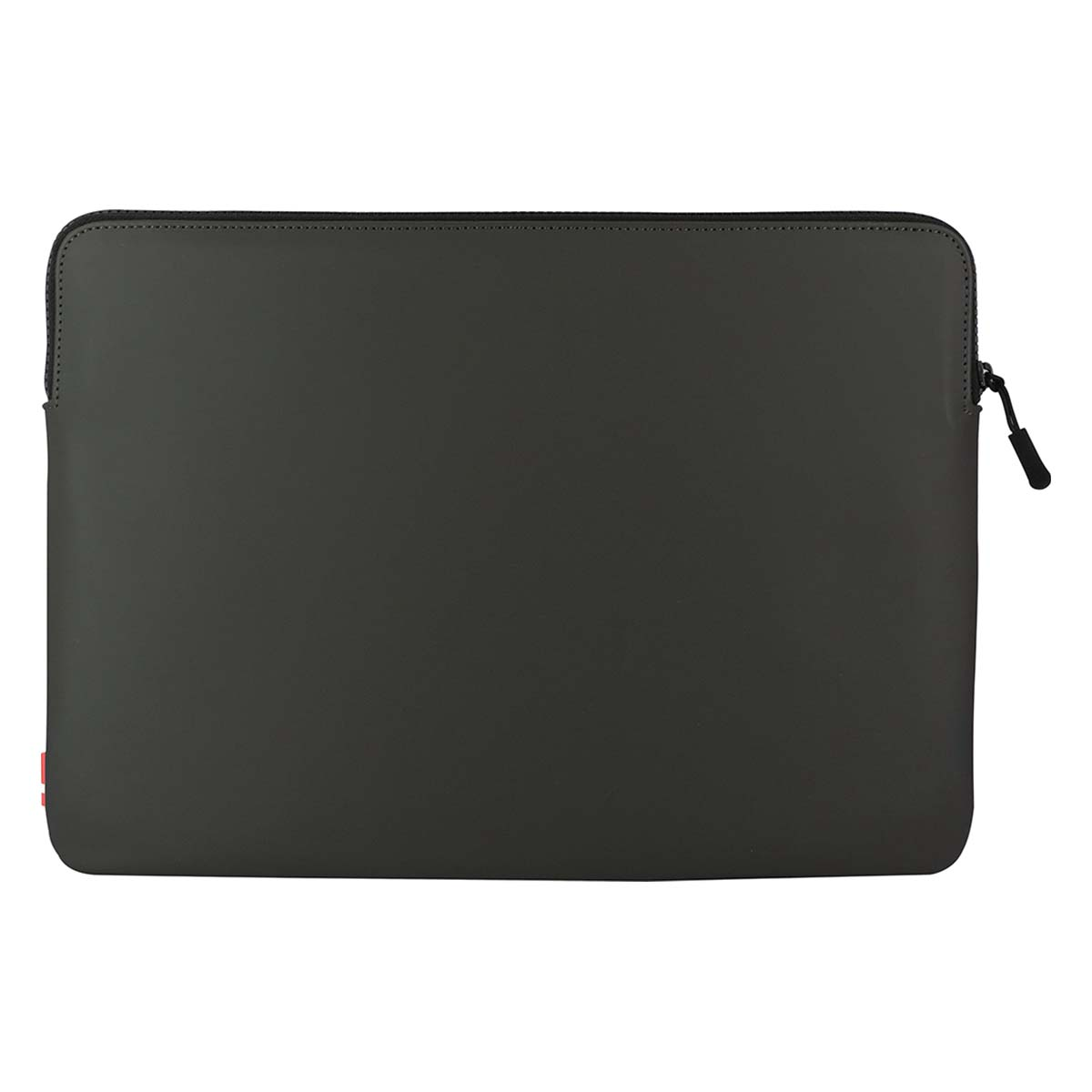 Una custodia grigia scura per laptop con cerniera e una piccola etichetta rossa.