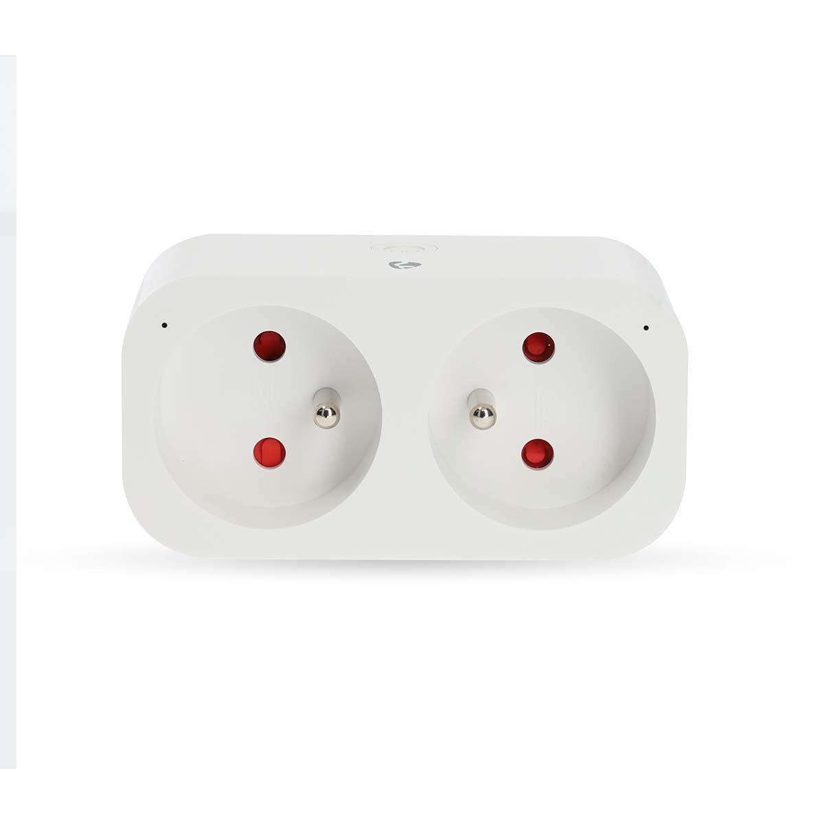 Un adattatore di corrente doppio bianco con spie rosse su sfondo bianco.