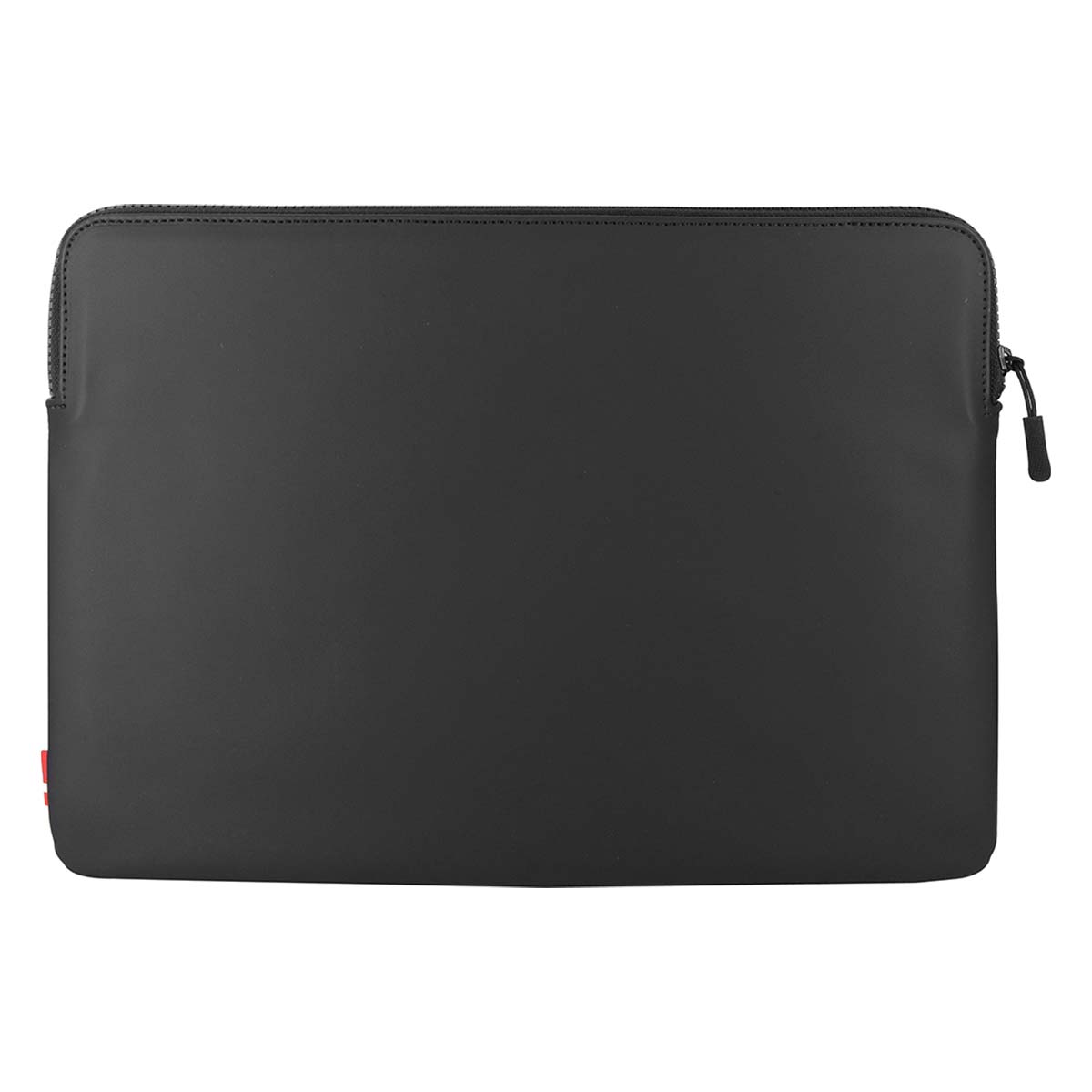 Housse noire pour ordinateur portable avec fermeture éclair et petite étiquette rouge.